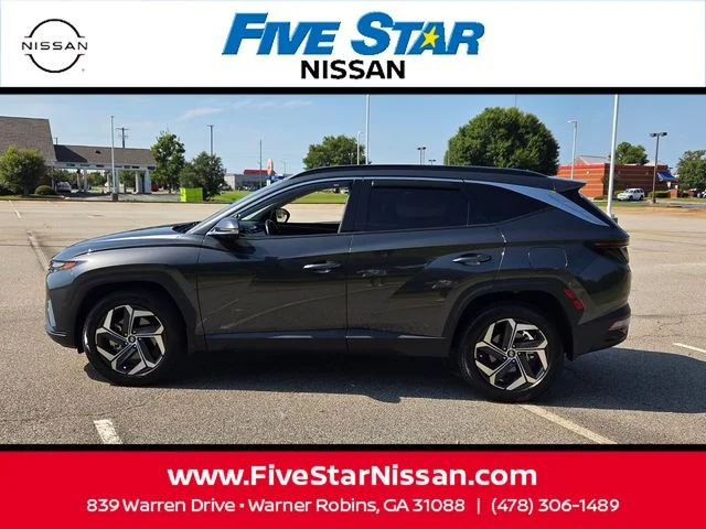 Used 2023 Black Hyundai SE image 4