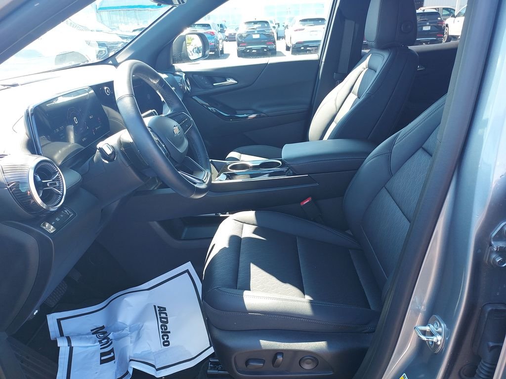Used 2025 Gray Chevrolet LT image 13