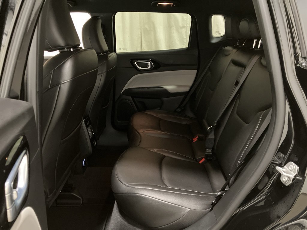 Used 2025 Diamond Black Crystal Pearlcoat Jeep Limited image 11