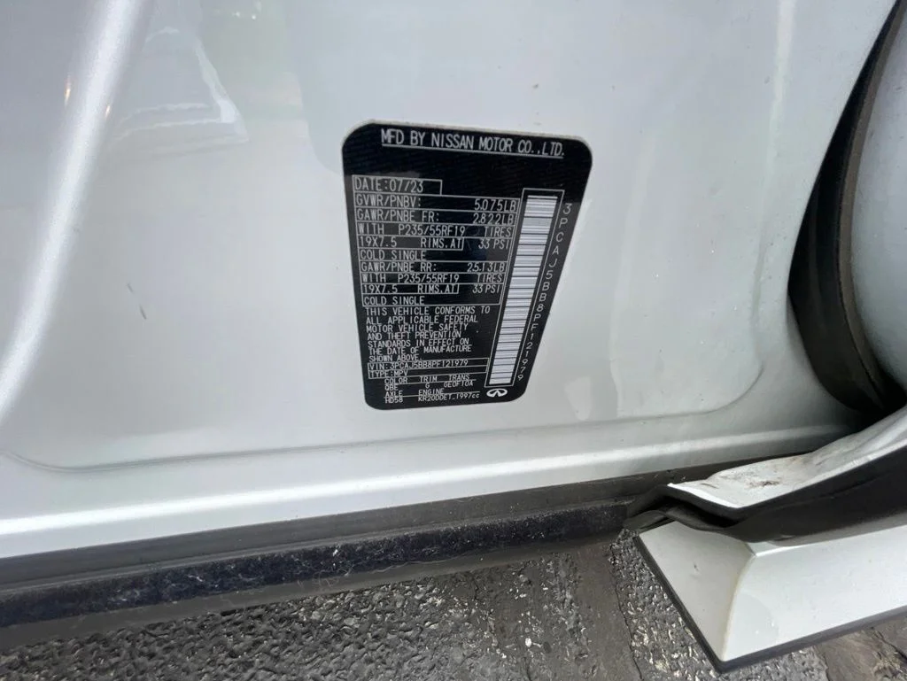 Used 2023 White INFINITI LUXE image 26