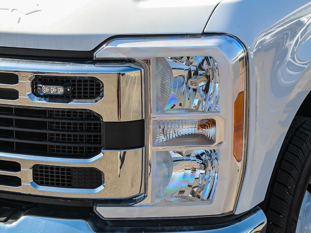 New 2025 Oxford White Ford XL image 4