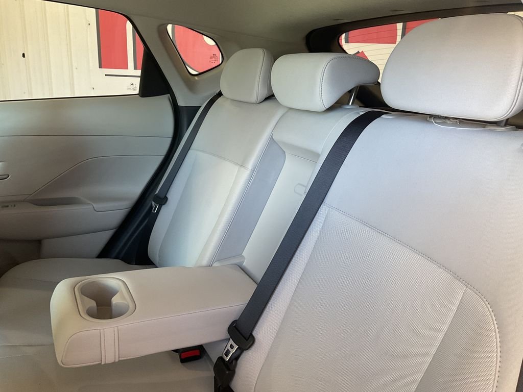 Used 2025 White Hyundai SEL image 29