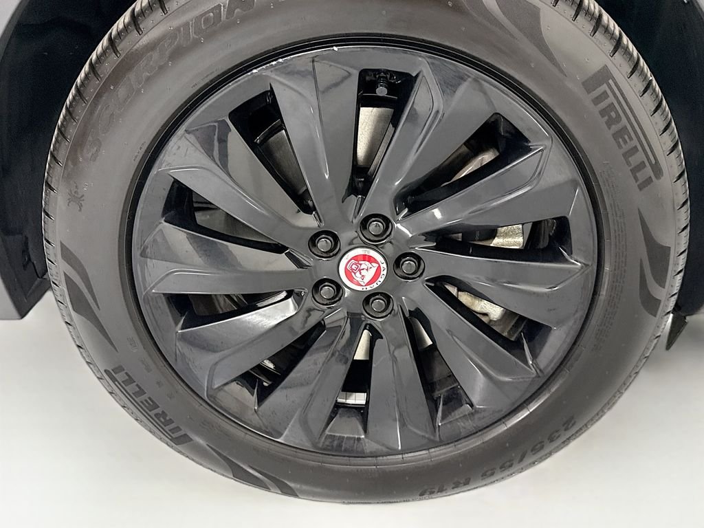 Used 2020  Jaguar SE image 32
