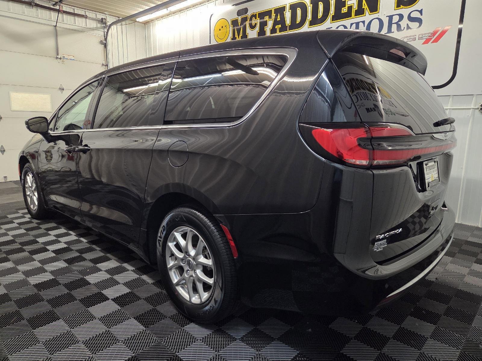 Used 2023 Brilliant Black Crystal Pearlcoat Chrysler Touring L image 7