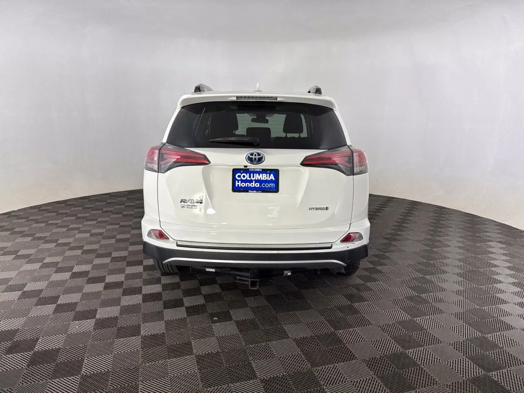 Used 2018 White Toyota LE image 10