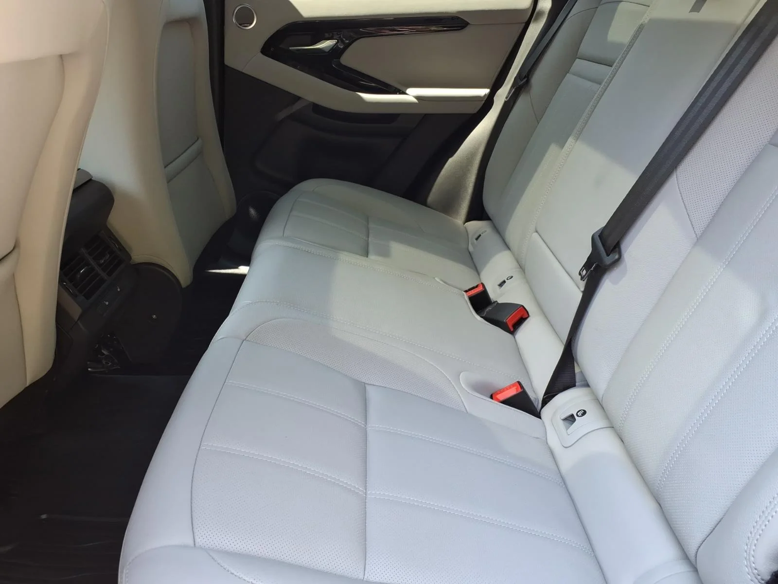 Certified Used 2026 Fuji White Land Rover S image 5