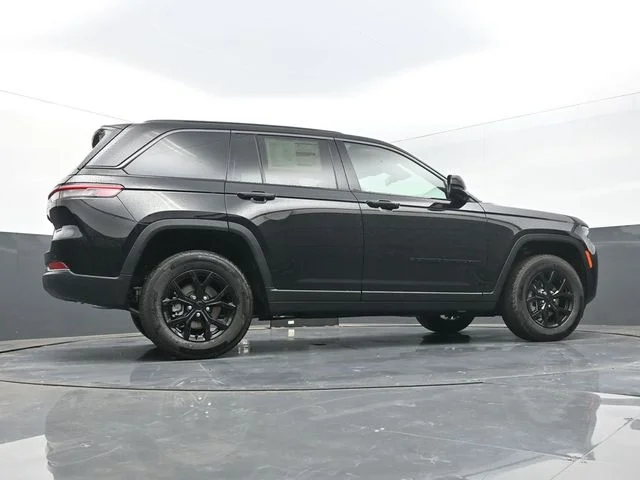 New 2026 Diamond Black Crystal Pearl-Coat Exterior Paint Jeep Altitude image 42