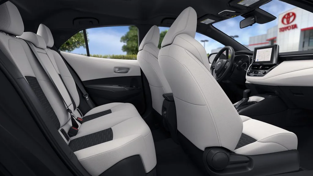 2026 Toyota Corolla Hatchback SE - Photo 2