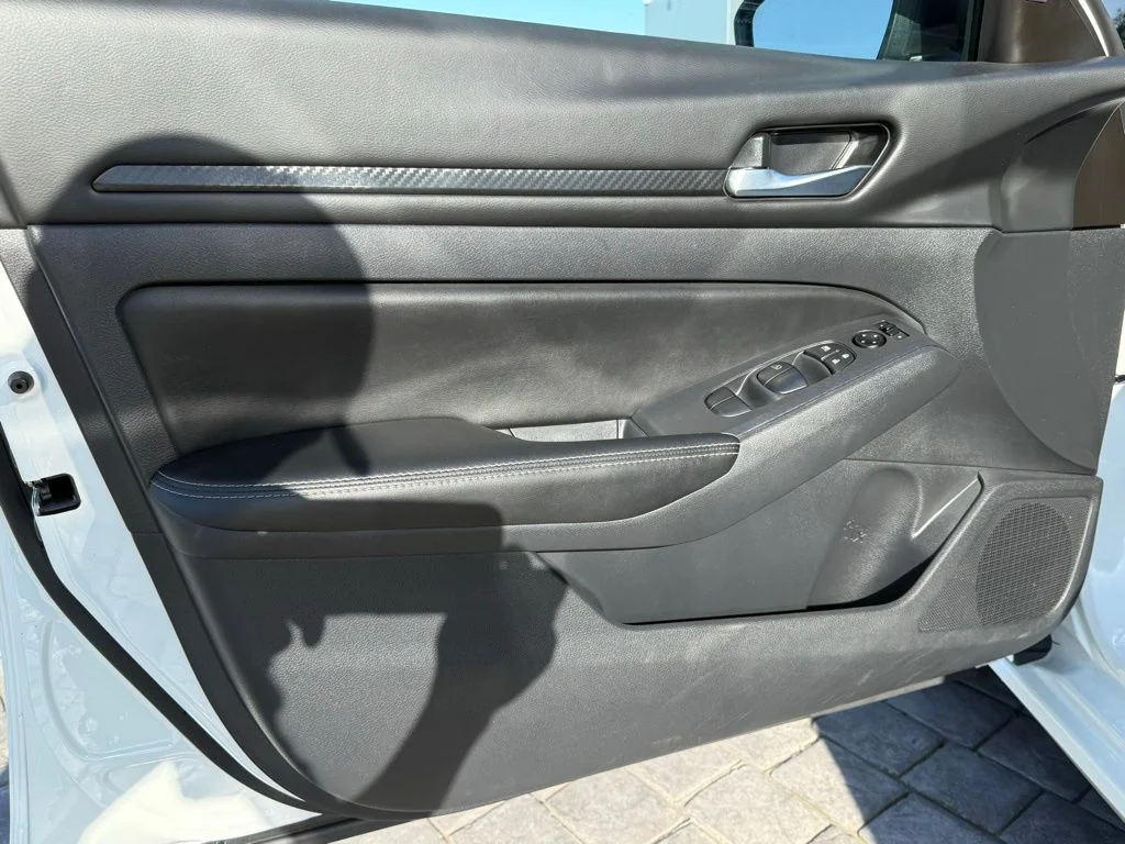 Used 2025 White Nissan 2.5 SV image 28