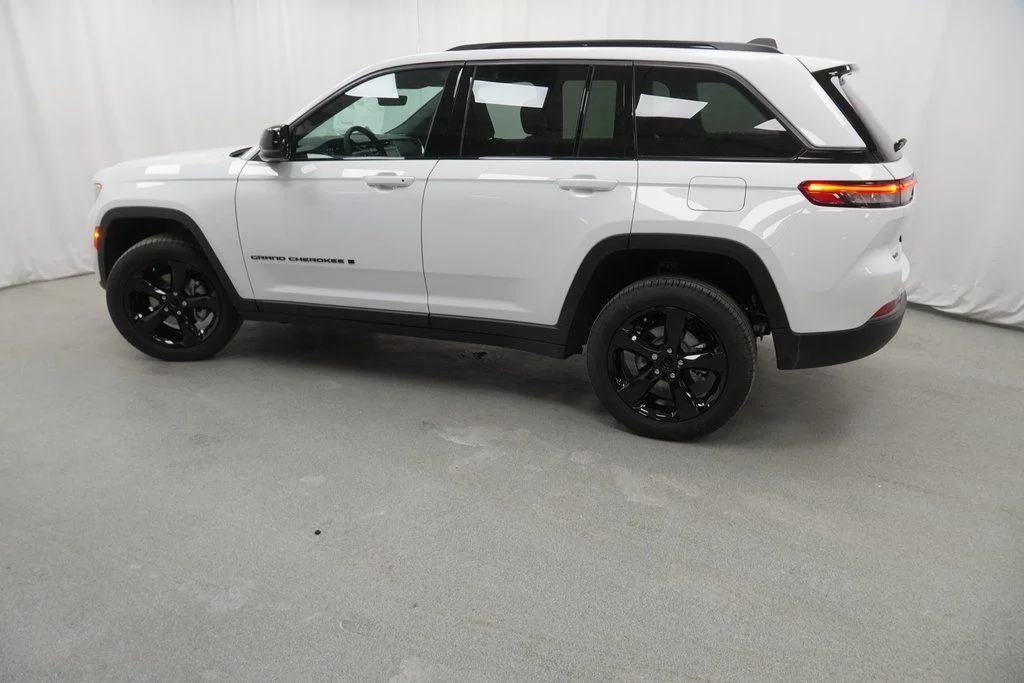 New 2026 Bright White Clear-Coat Exterior Paint Jeep Limited image 14