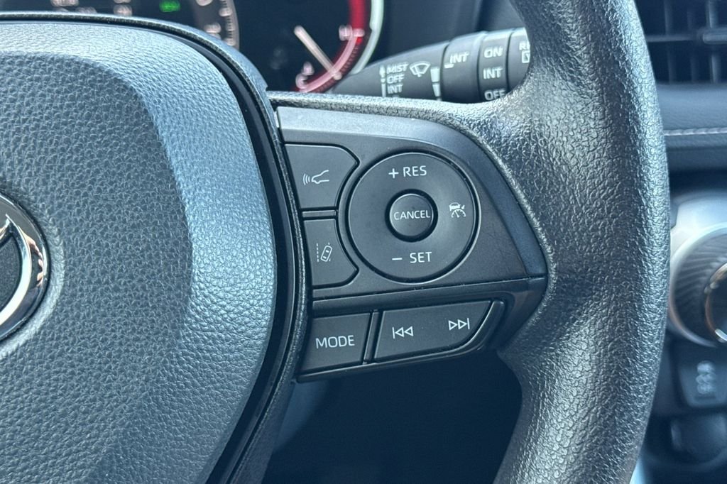 Used 2025  Toyota XLE image 30
