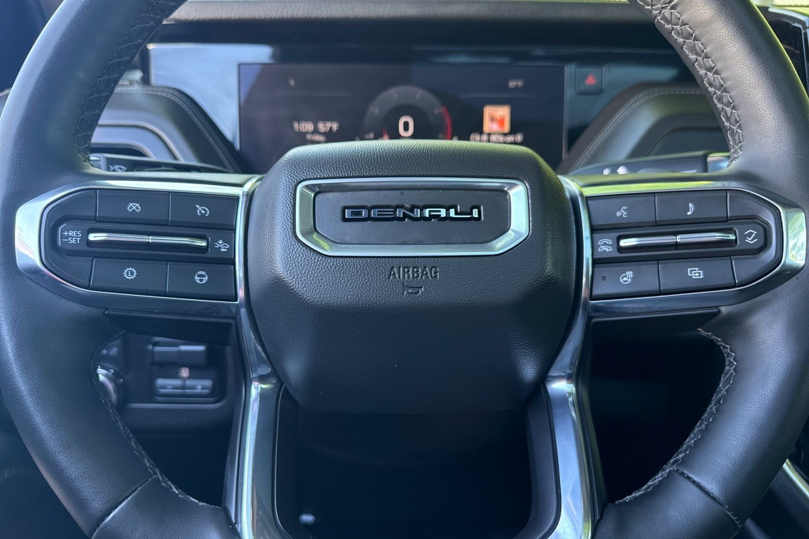 Used 2025  GMC Denali image 26