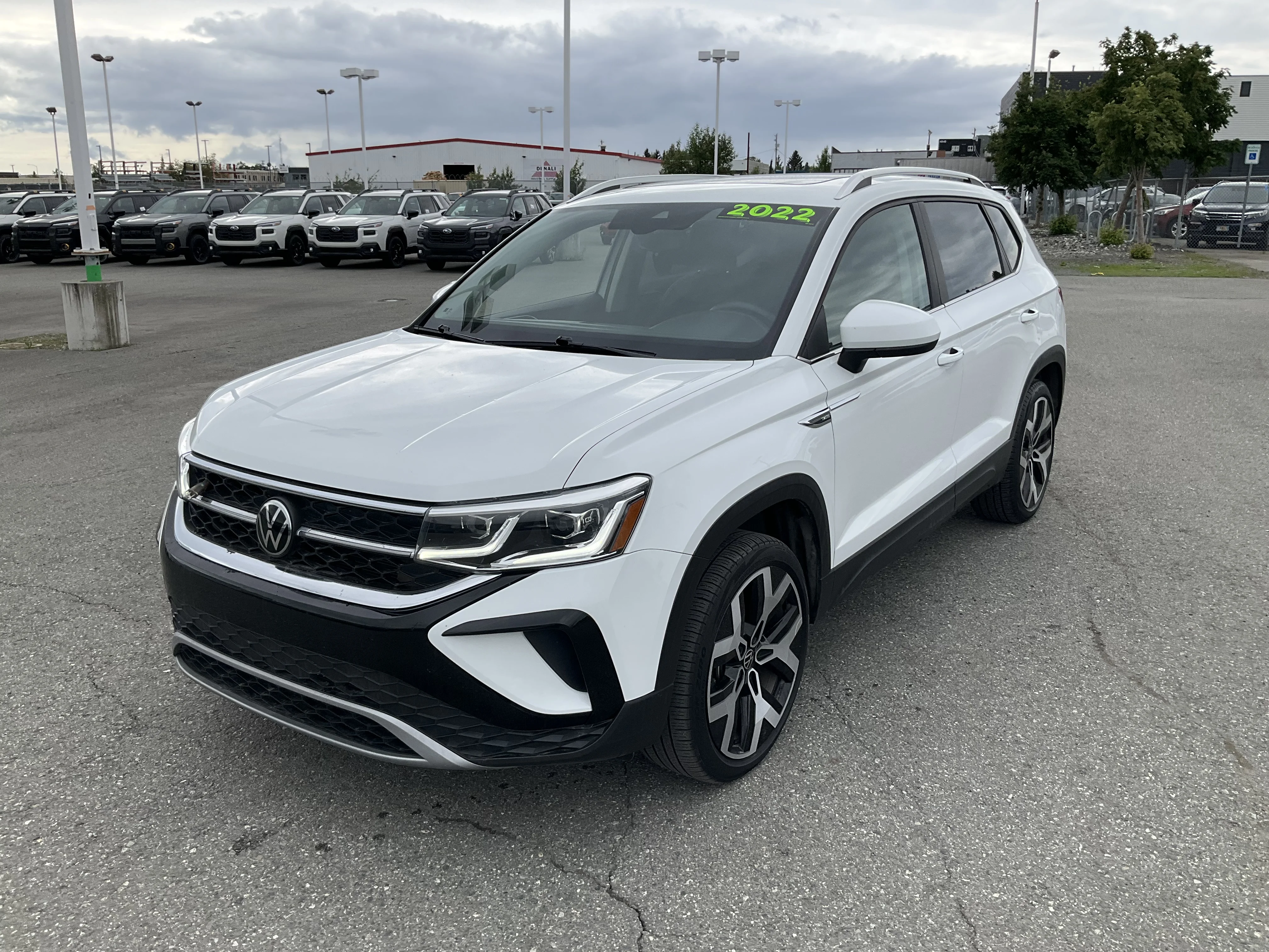 Used 2022 Pure White Volkswagen SEL image 1