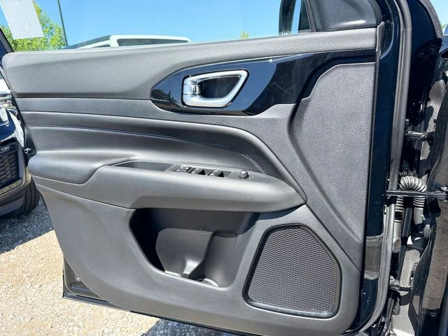 New 2026 Diamond Black Crystal Pearlcoat Jeep Limited image 13