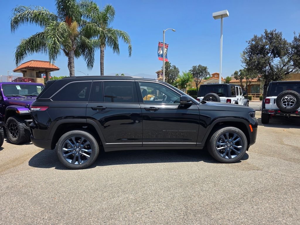 New 2026 Diamond Black Crystal Pearl-Coat Exterior Paint Jeep Limited image 3