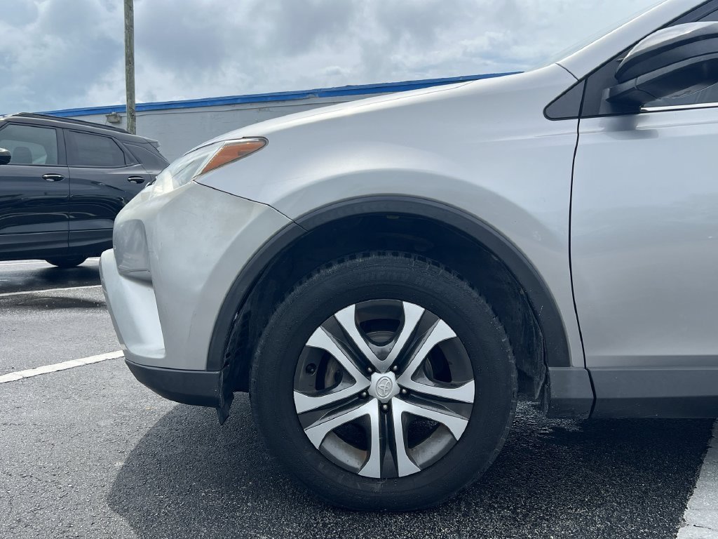 Used 2018 Silver Toyota LE image 29