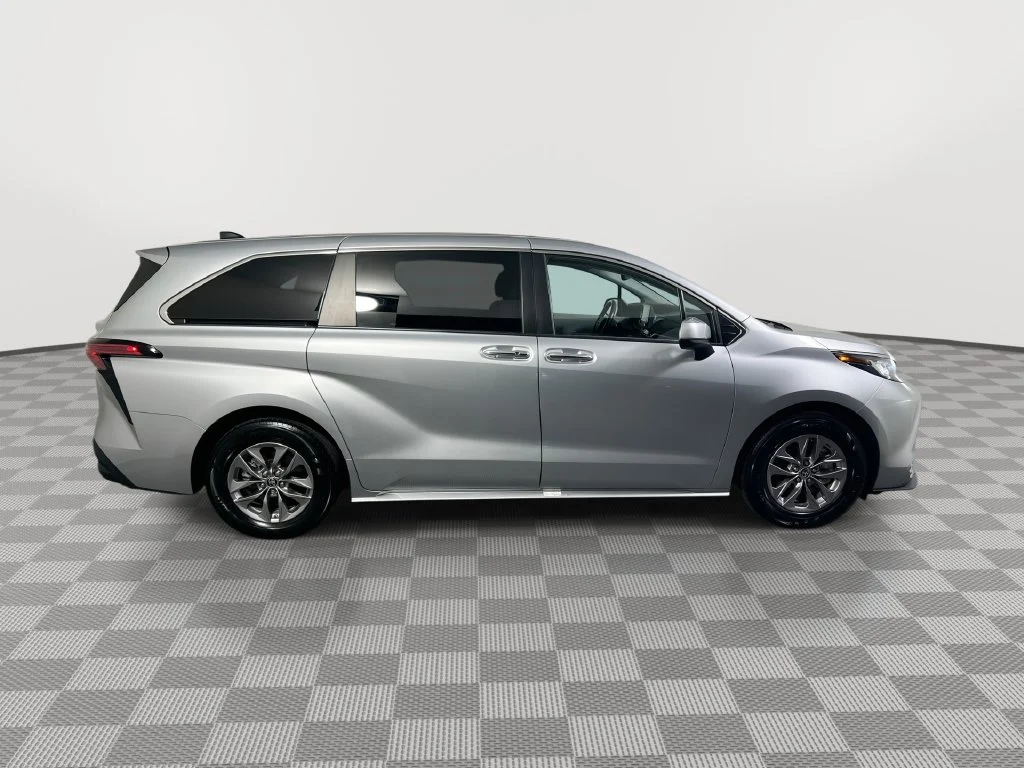 Used 2022 Silver Toyota XLE image 5