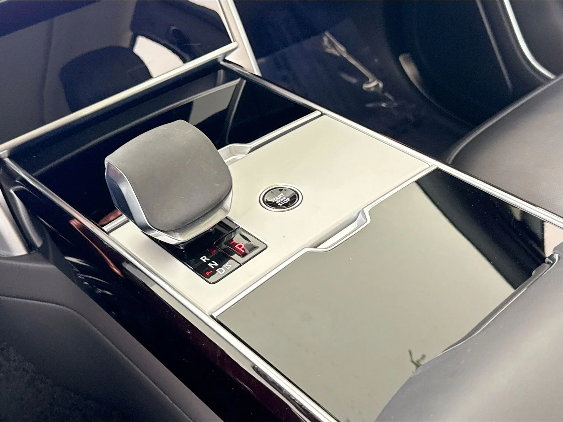 Used 2024 Fuji White Land Rover SE image 15