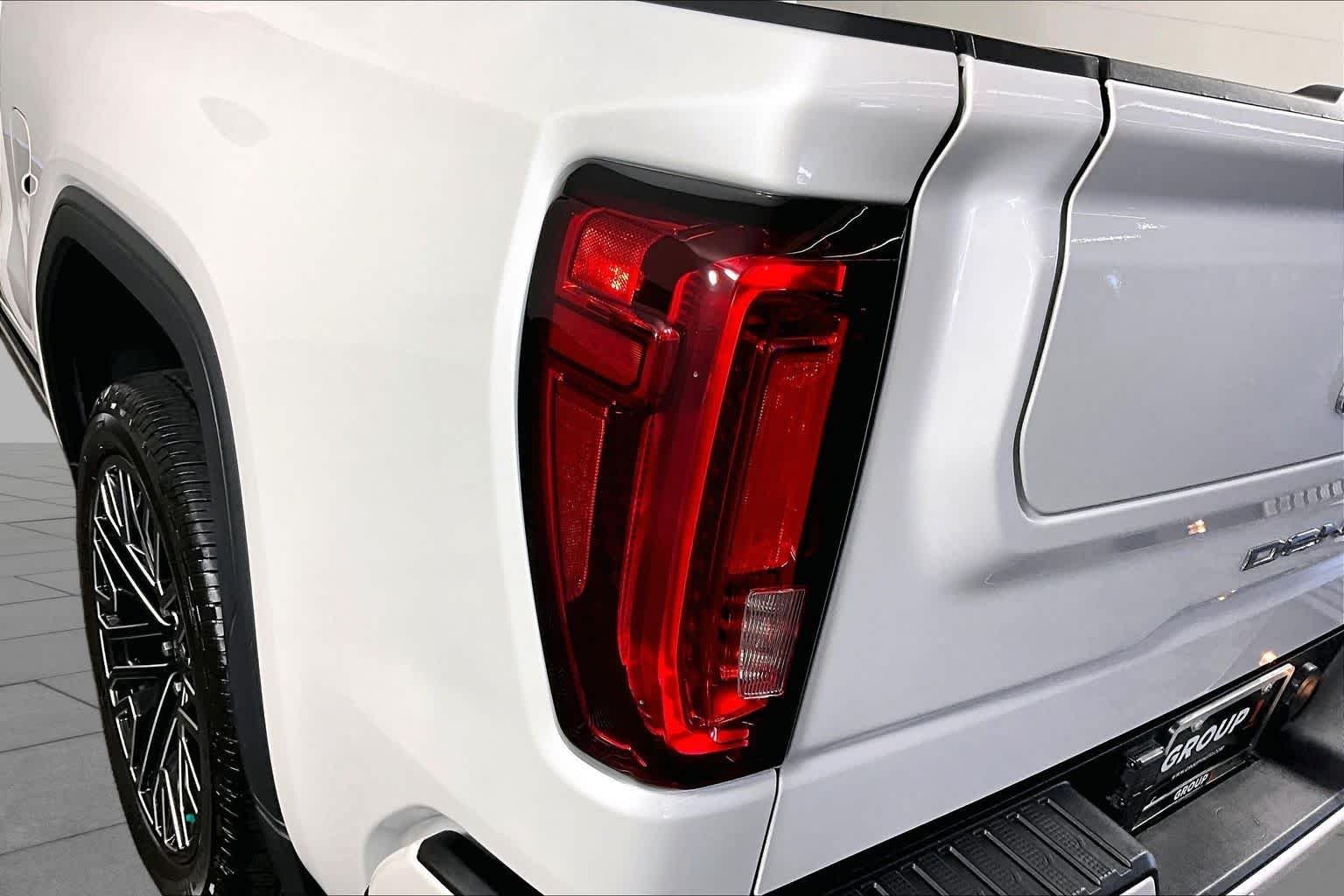 Used 2022 White Frost Tricoat GMC Denali Ultimate image 27
