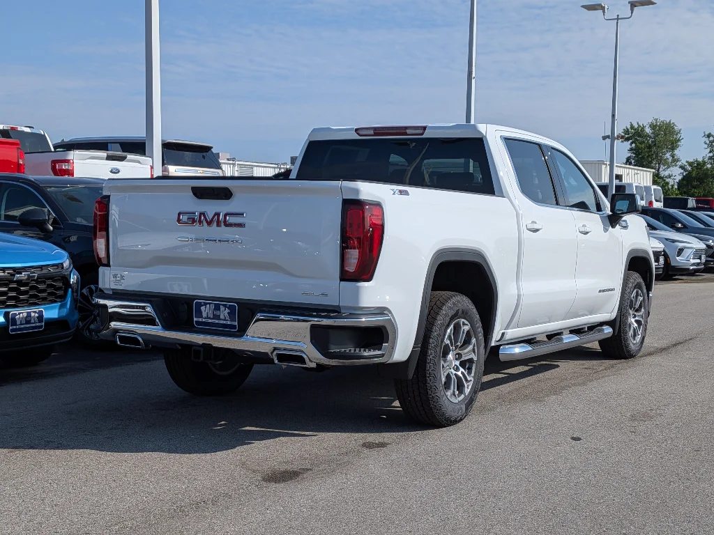 New 2026 Summit White GMC SLE image 3