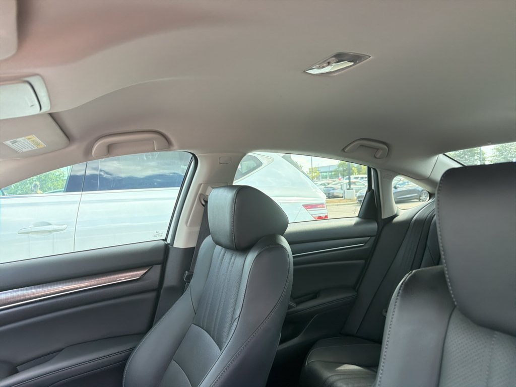 Used 2022 Platinum White Pearl Honda Sport SE image 4
