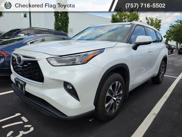 Used 2025 Wind Chill Pearl Toyota XLE image 1