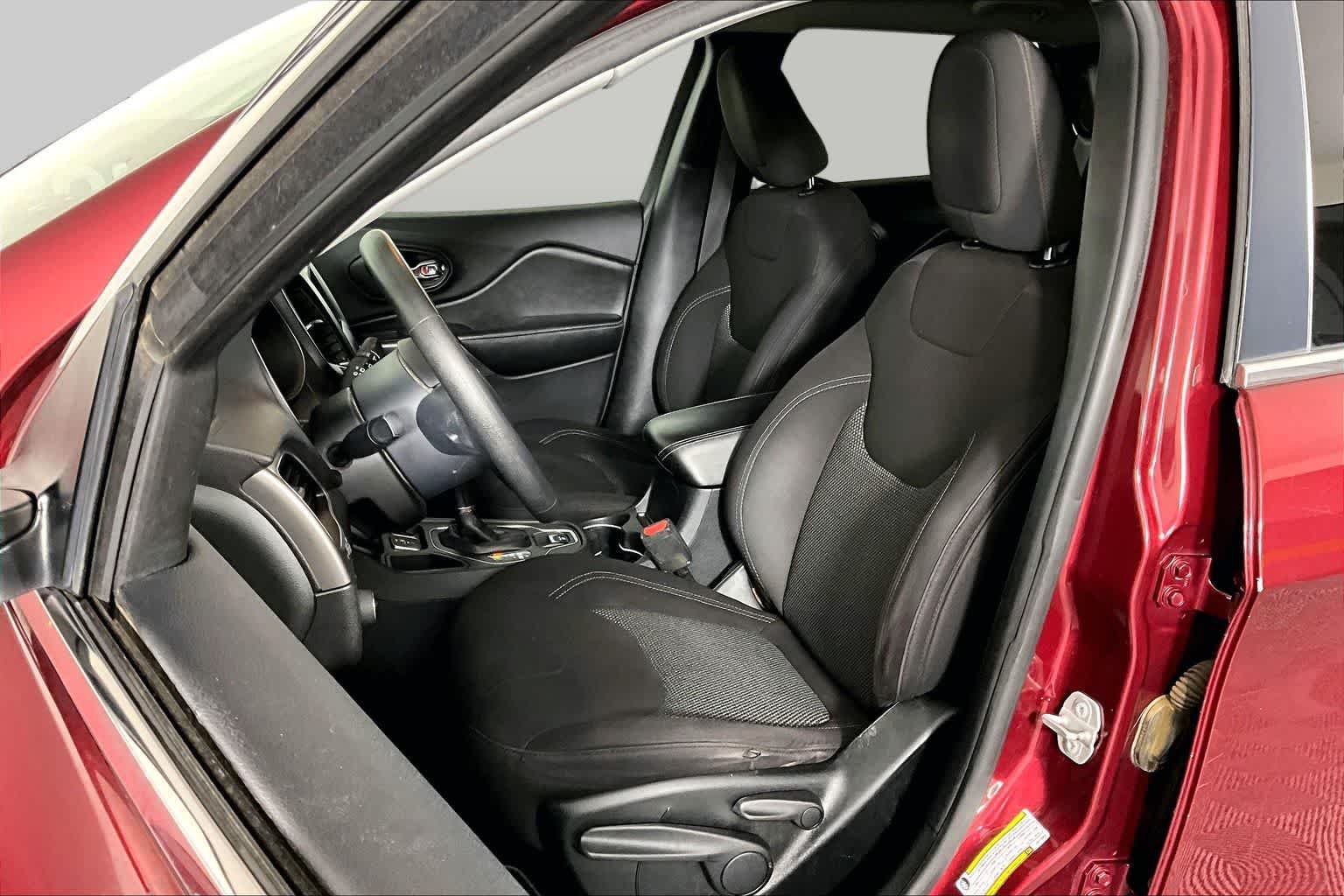 Used 2019 Velvet Red Pearlcoat Jeep Latitude image 8