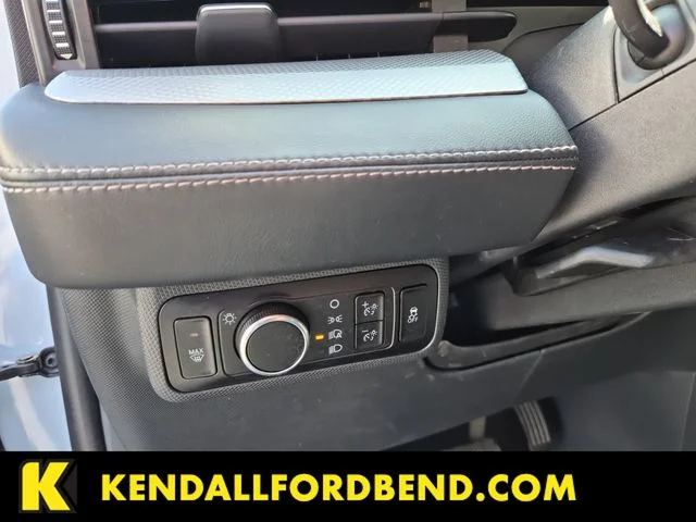 Used 2023 White Ford Select image 27