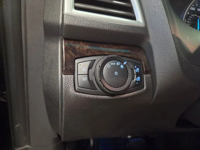 Used 2015  Ford Limited image 29