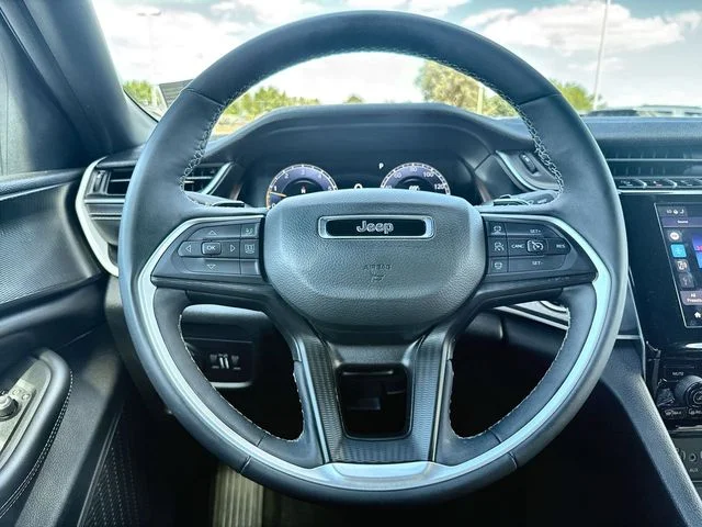 Used 2024 White Jeep Altitude image 14