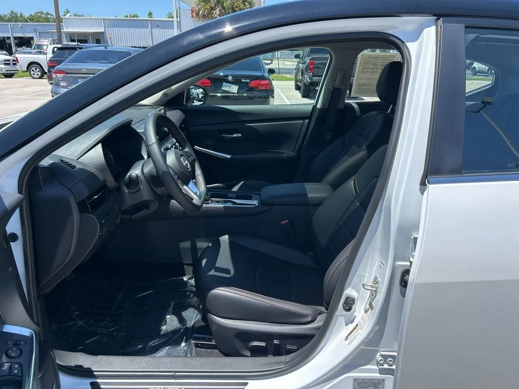 2025 Nissan Sentra SR - Photo 11