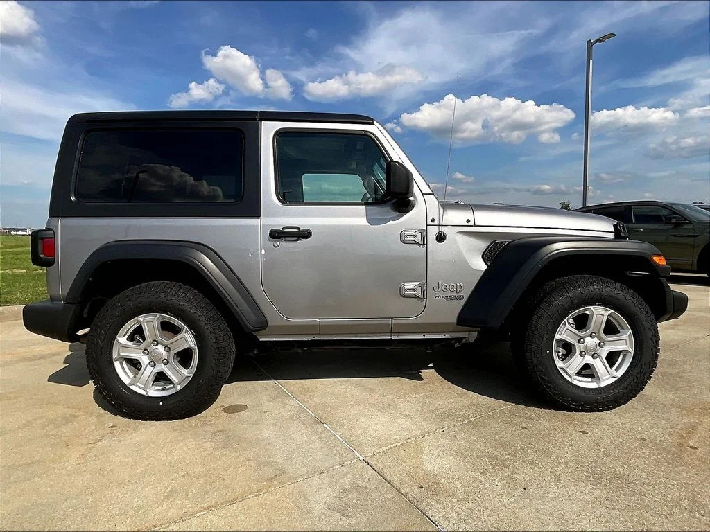 Used 2019 Silver Jeep Sport S image 4