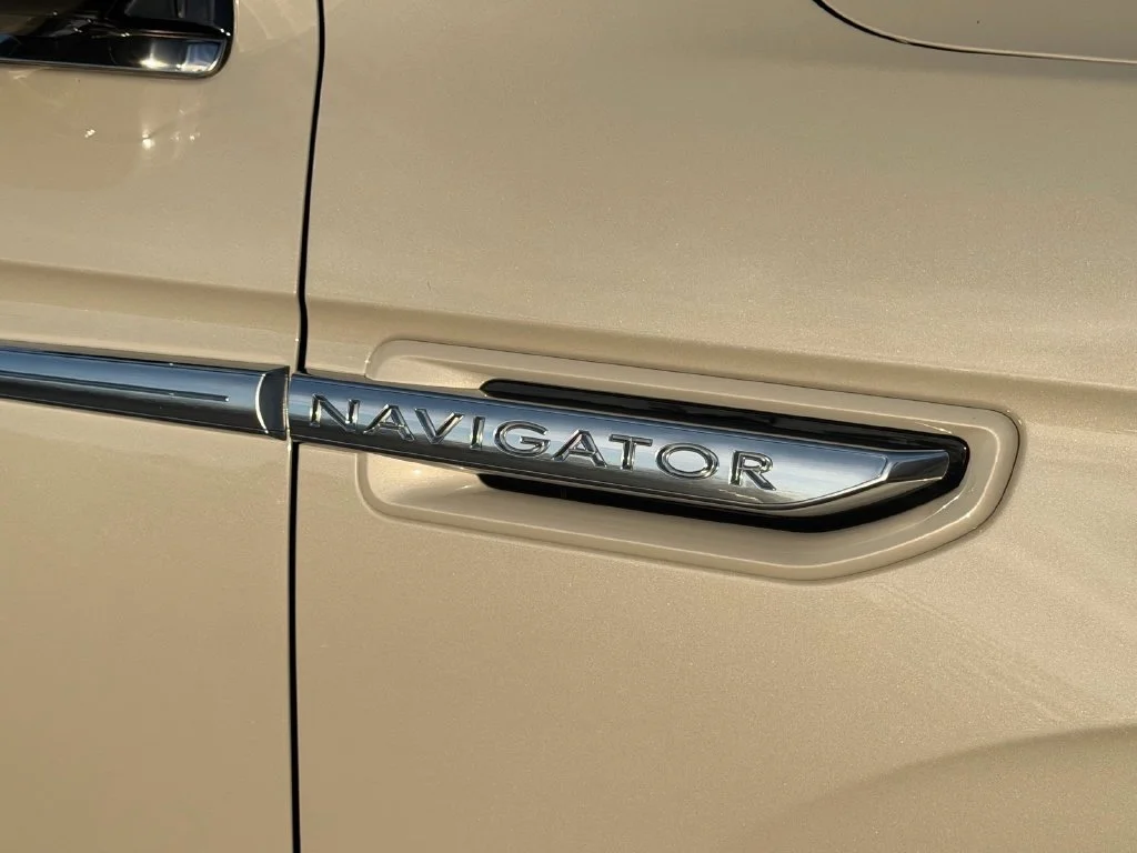 Used 2019 Ceramic Pearl Metallic Lincoln Reserve image 10