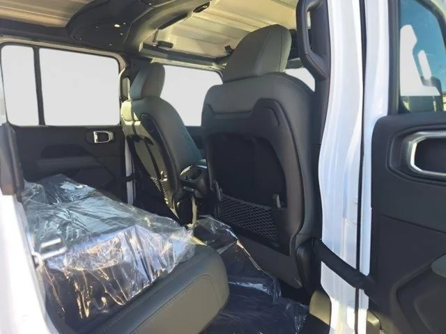 New 2026 Bright White Clear-Coat Exterior Paint Jeep Mojave image 18