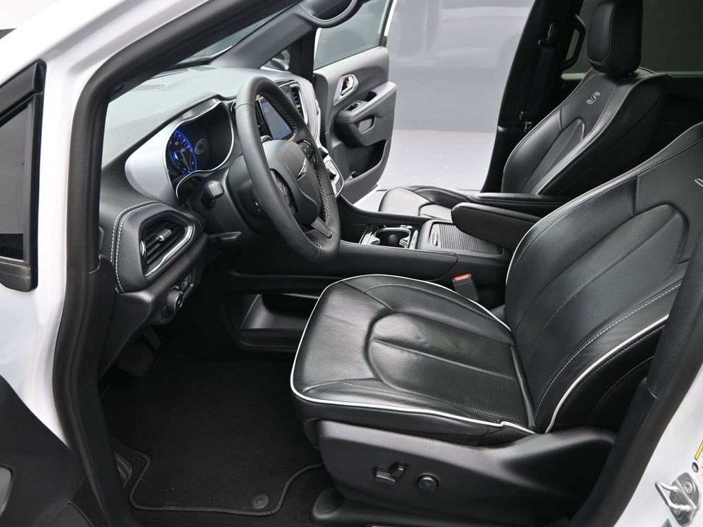 Used 2025 Bright White Clearcoat Chrysler Limited image 13