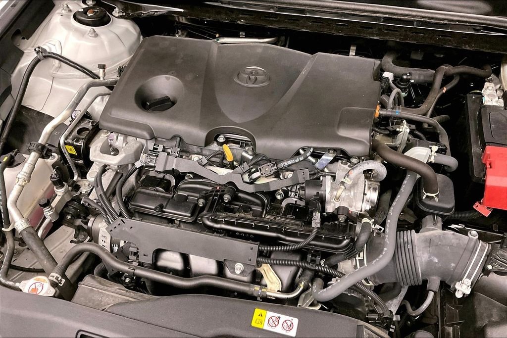 Used 2022 White Toyota LE image 38