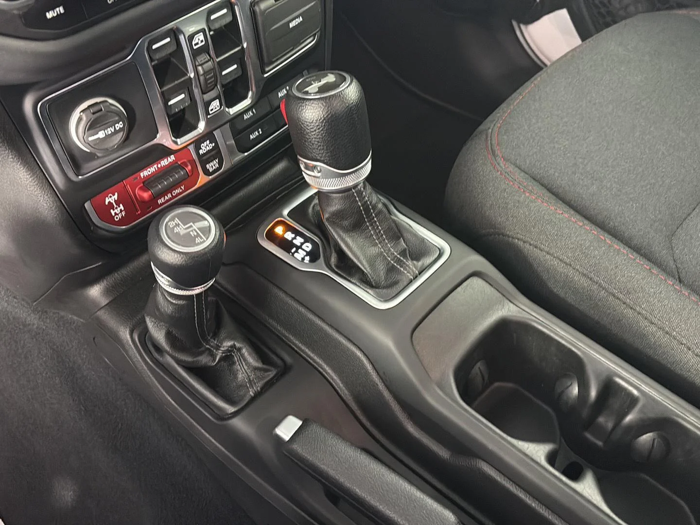 Used 2024 Bright White Clearcoat Jeep Rubicon image 34