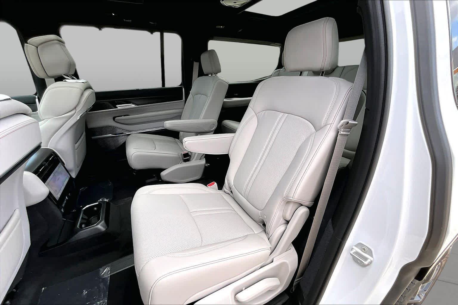 New 2026 Bright White Clear-Coat Exterior Paint Jeep Summit Obsidian image 21