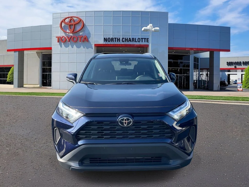 Used 2025  Toyota XLE image 3