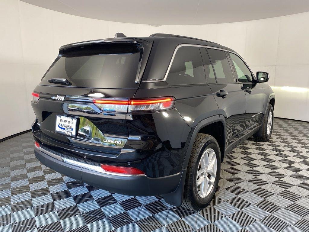 Used 2025 Diamond Black Crystal Pearlcoa Jeep Laredo X image 10