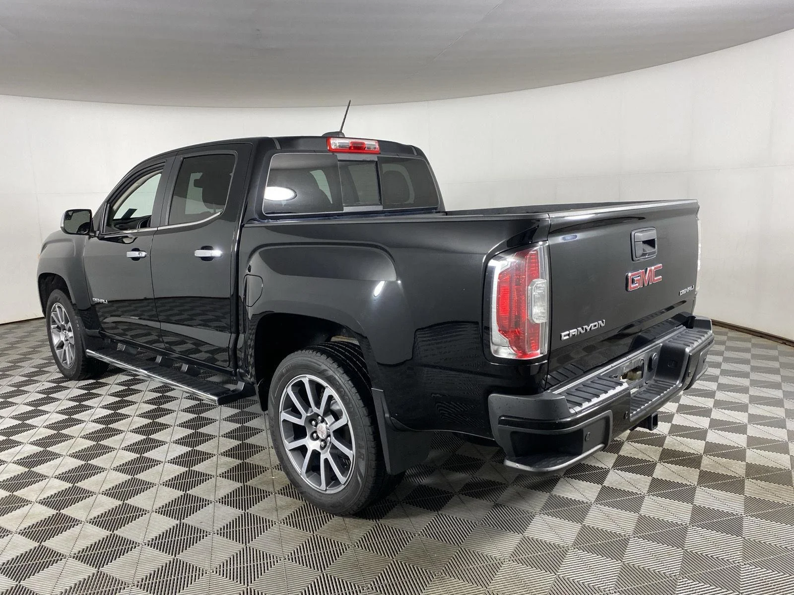 Used 2019 Onyx Black GMC 4WD Denali image 5