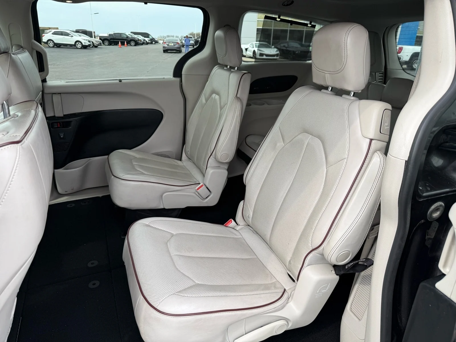 Used 2020  Chrysler Limited image 13