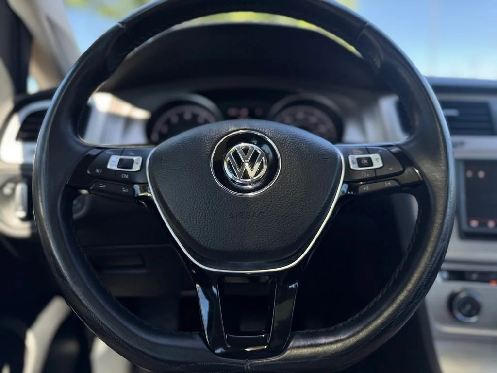 Used 2016 Night Blue Metallic Volkswagen TSI SE 4-Door image 17