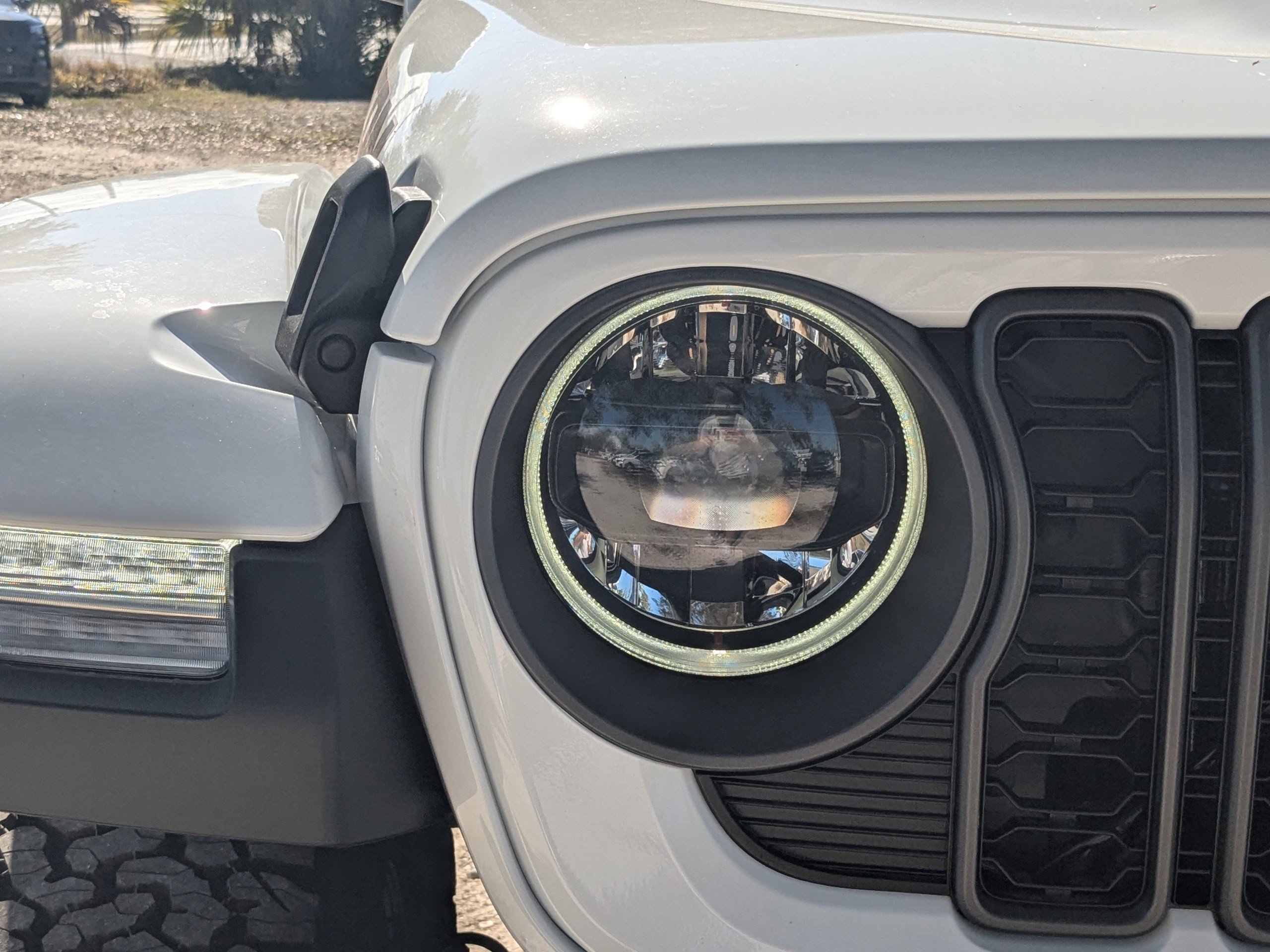New 2026 Bright White Clear-Coat Exterior Paint Jeep Rubicon image 9
