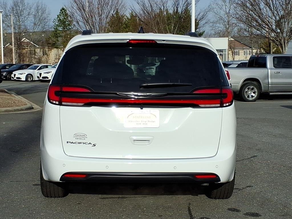 New 2026 Bright White Clear-Coat Exterior Paint Chrysler Select image 16