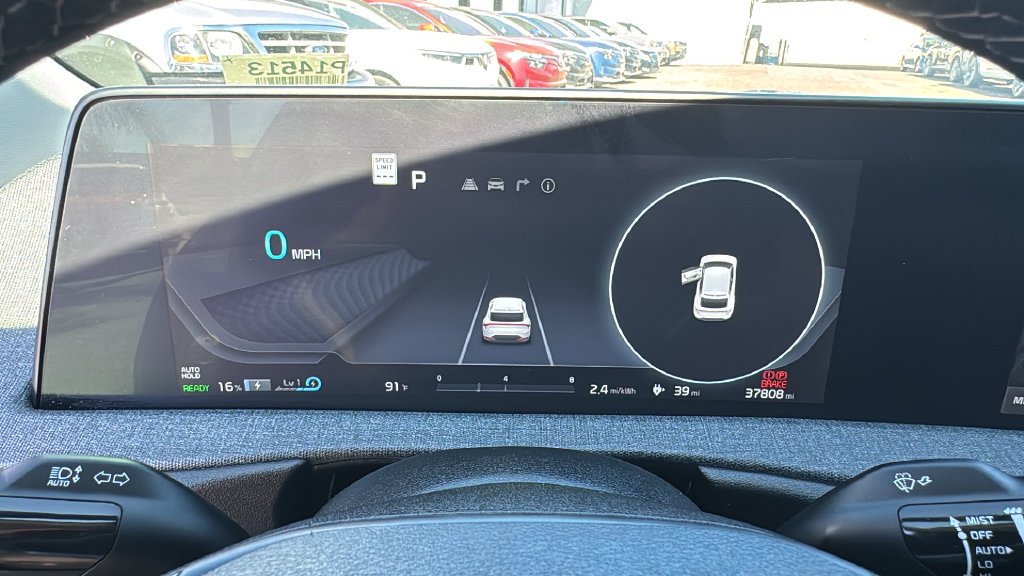 Used 2024 White Kia Light image 32