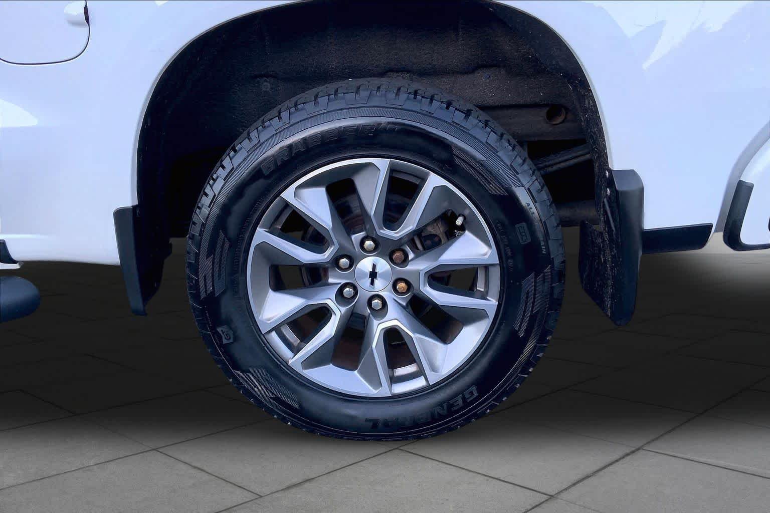 Used 2019 Summit White Chevrolet RST image 9