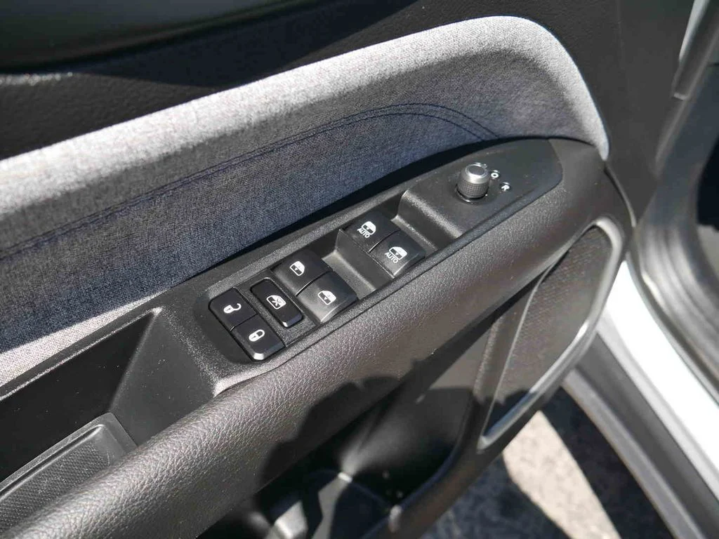 Used 2024 Silver Jeep Latitude image 23