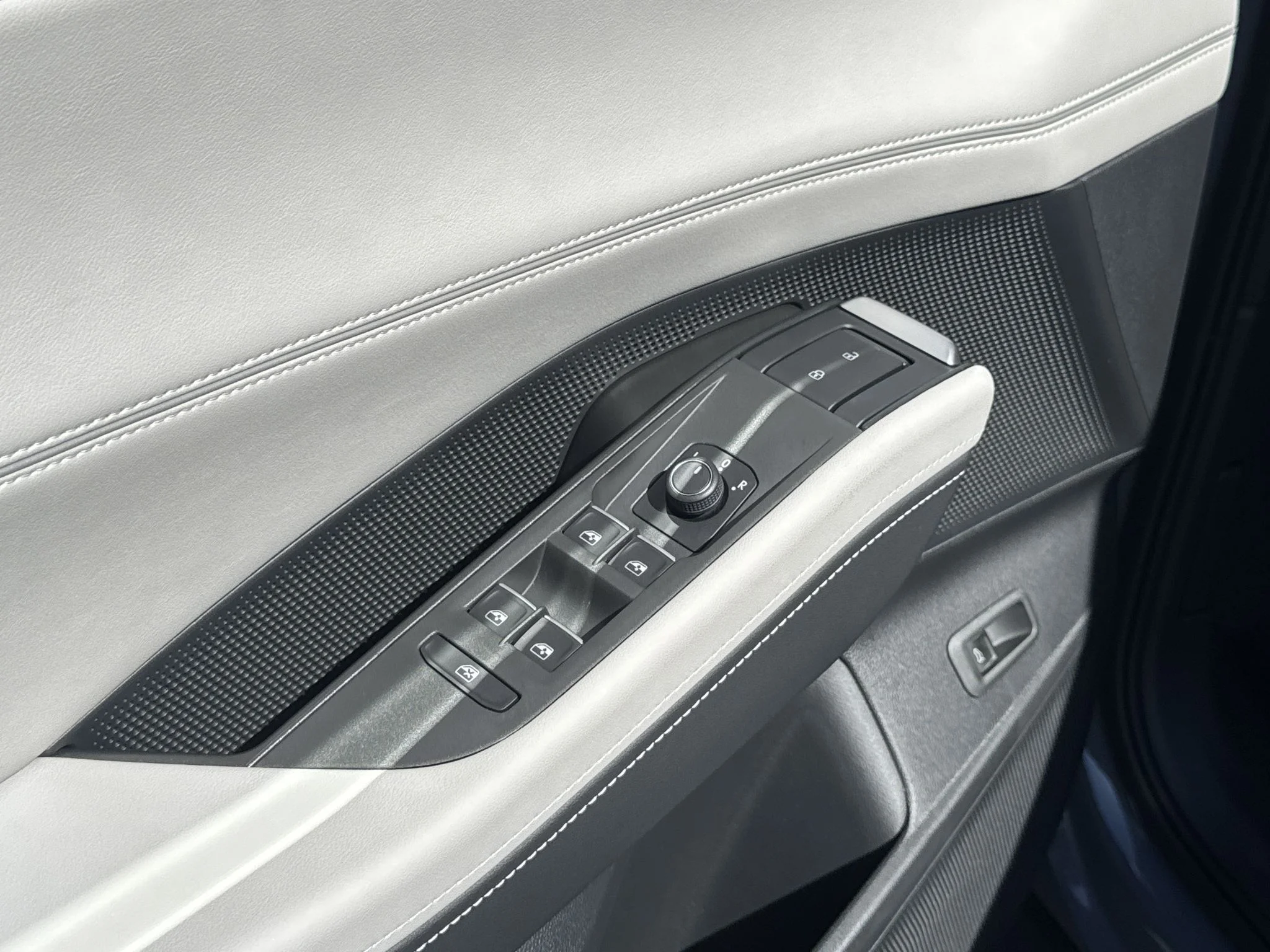 New 2027 Pure Gray Volkswagen SE w/Technology image 12
