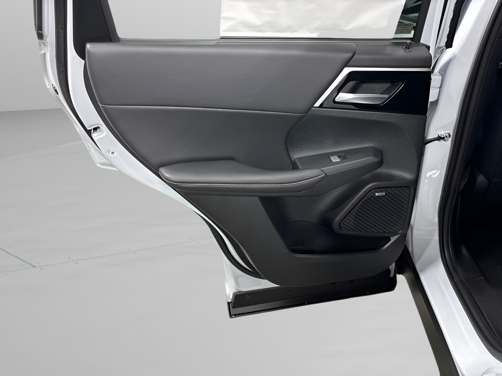 New 2026 White Diamond Mitsubishi LE image 28